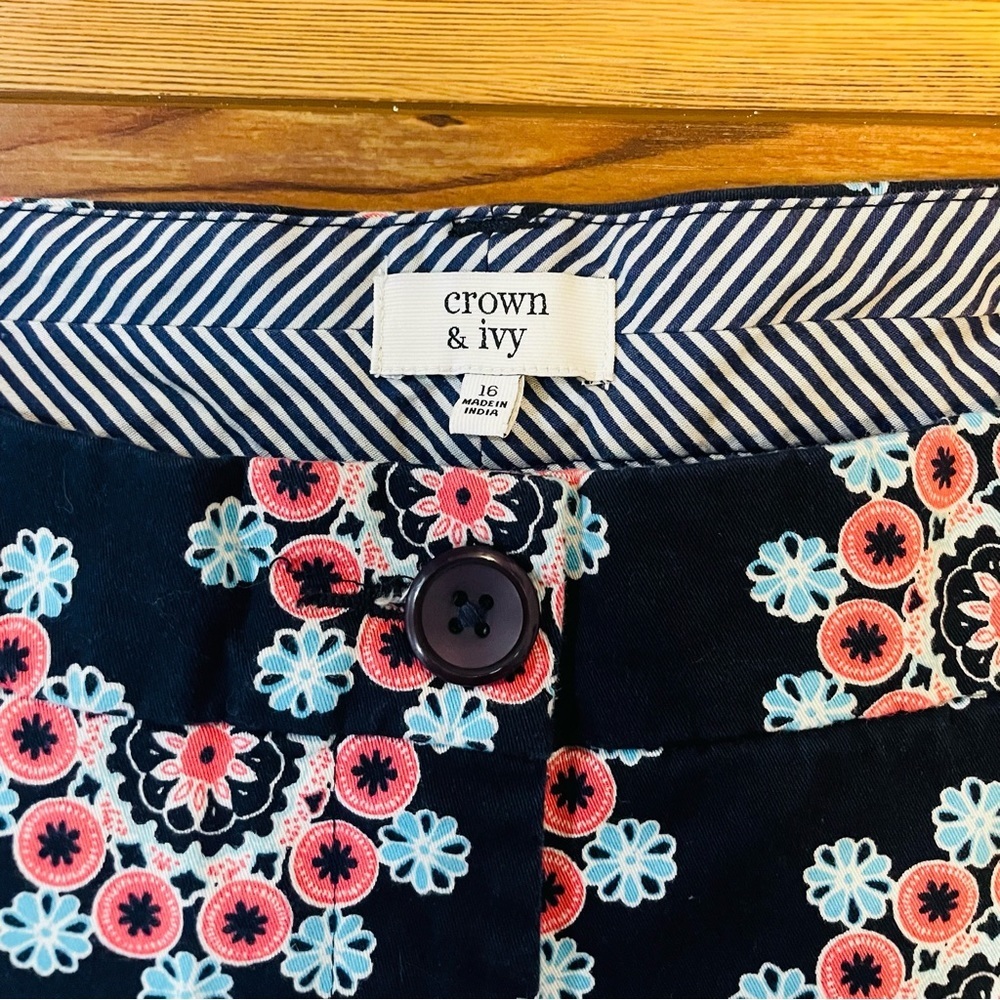 Women’s Crown & Ivy Navy Blue Floral Shorts Size 16 - Picture 3 of 5